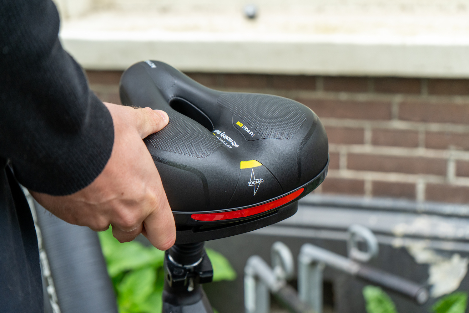 Voltano Fietszadel Met Gelpads - Zwart/Geel - Unisex - Gratis Zadelstrop