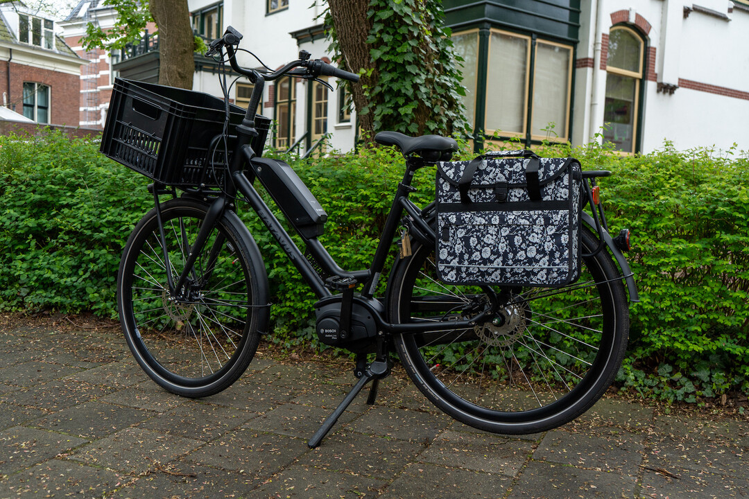 Voltano Voorgevormde Enkele Fietstas / Pakaftas - Midnight Blossom - 17L