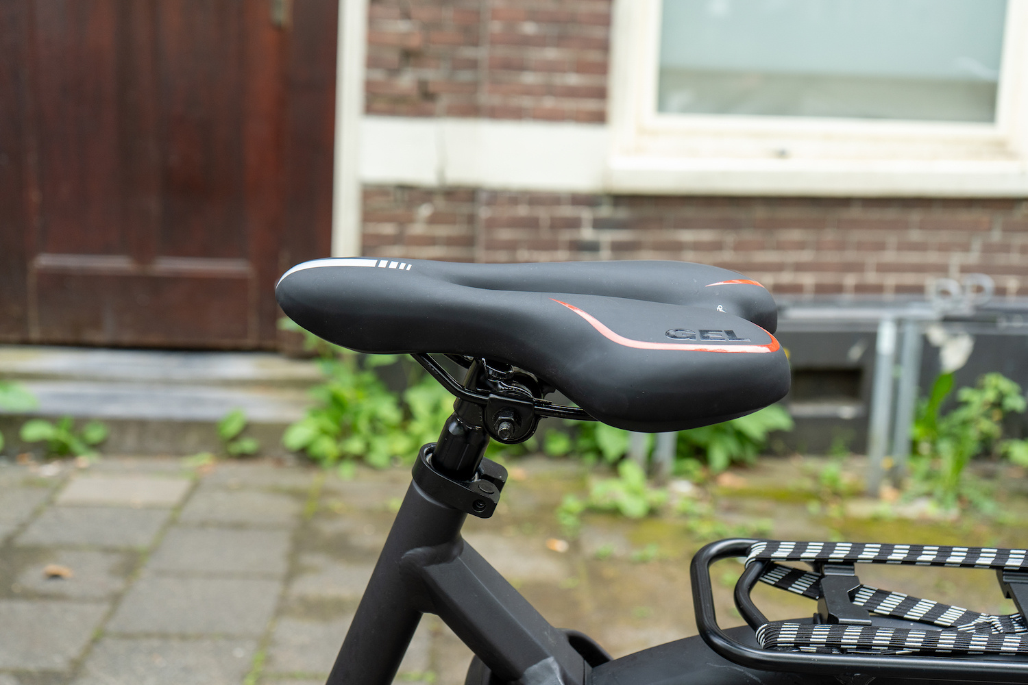 Voltano Gel Fietszadel Met Uitsparing - Zwart / Rood - Trekking - Incl. Zadelstrop - Unisex