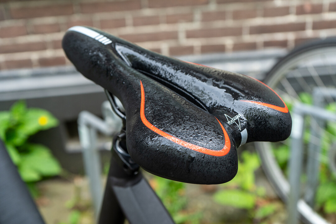 Voltano Gel Fietszadel Met Uitsparing - Zwart / Rood - Trekking - Incl. Zadelstrop - Unisex