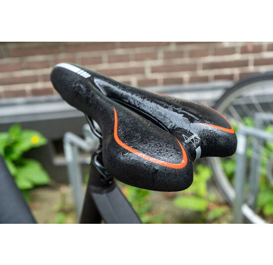 Voltano Gel Fietszadel Met Uitsparing - Zwart / Rood - Trekking - Incl. Zadelstrop - Unisex