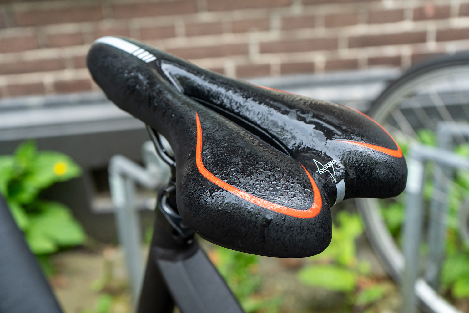 Voltano Gel Fietszadel Met Uitsparing - Zwart / Rood - Trekking - Incl. Zadelstrop - Unisex