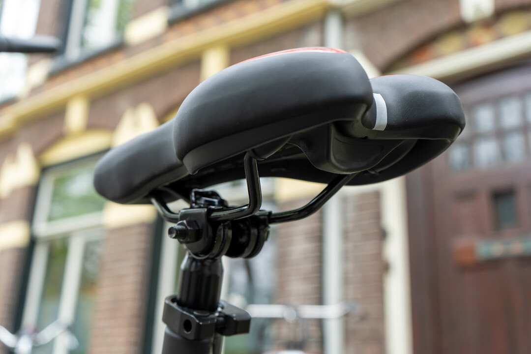 Voltano Gel Fietszadel Met Uitsparing - Zwart / Rood - Trekking - Incl. Zadelstrop - Unisex