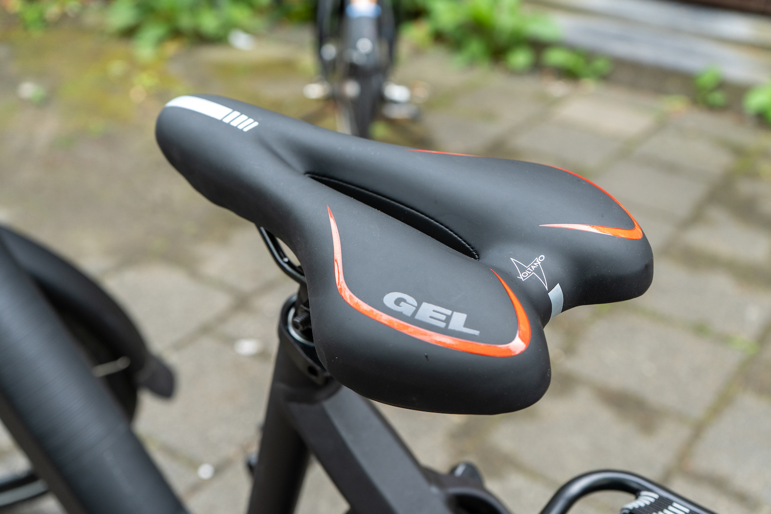 Voltano Gel Fietszadel Met Uitsparing - Zwart / Rood - Trekking - Incl. Zadelstrop - Unisex