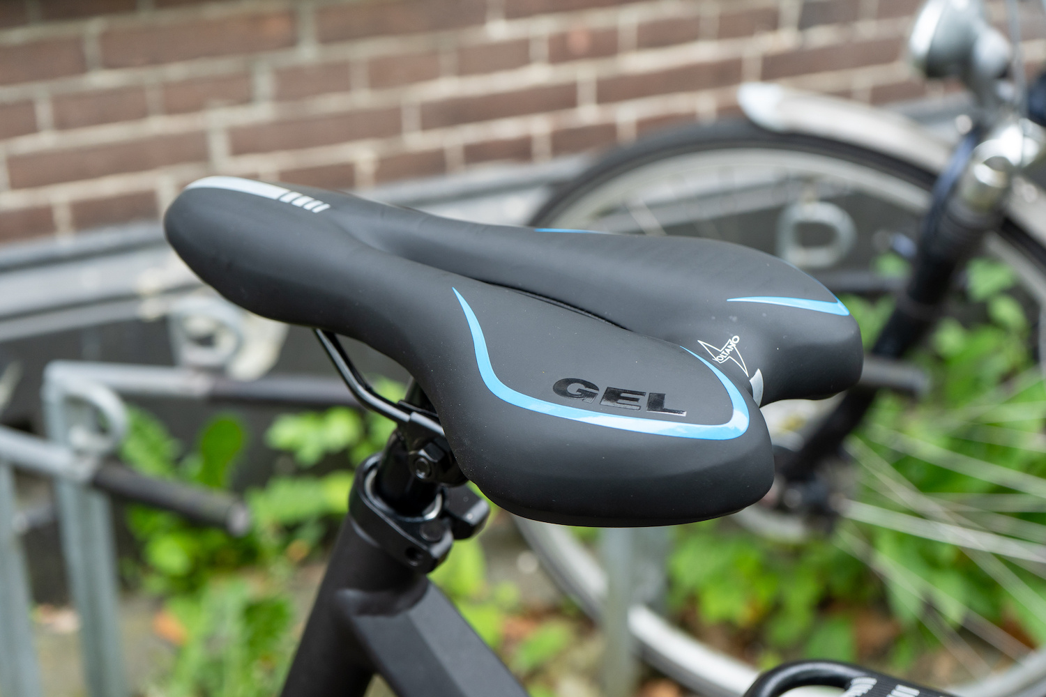 Voltano Gel Fietszadel Met Uitsparing - Zwart / Blauw - Trekking - Incl. Zadelstrop - Unisex