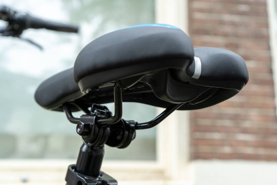 Voltano Gel Fietszadel Met Uitsparing - Zwart / Blauw - Trekking - Incl. Zadelstrop - Unisex