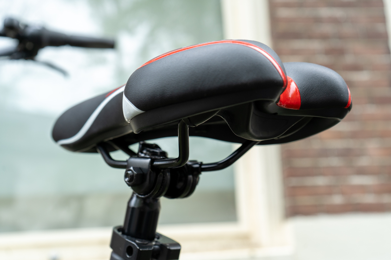 Voltano Sport Fietszadel – Zwart / Rood - Gel - Trekking Zadel