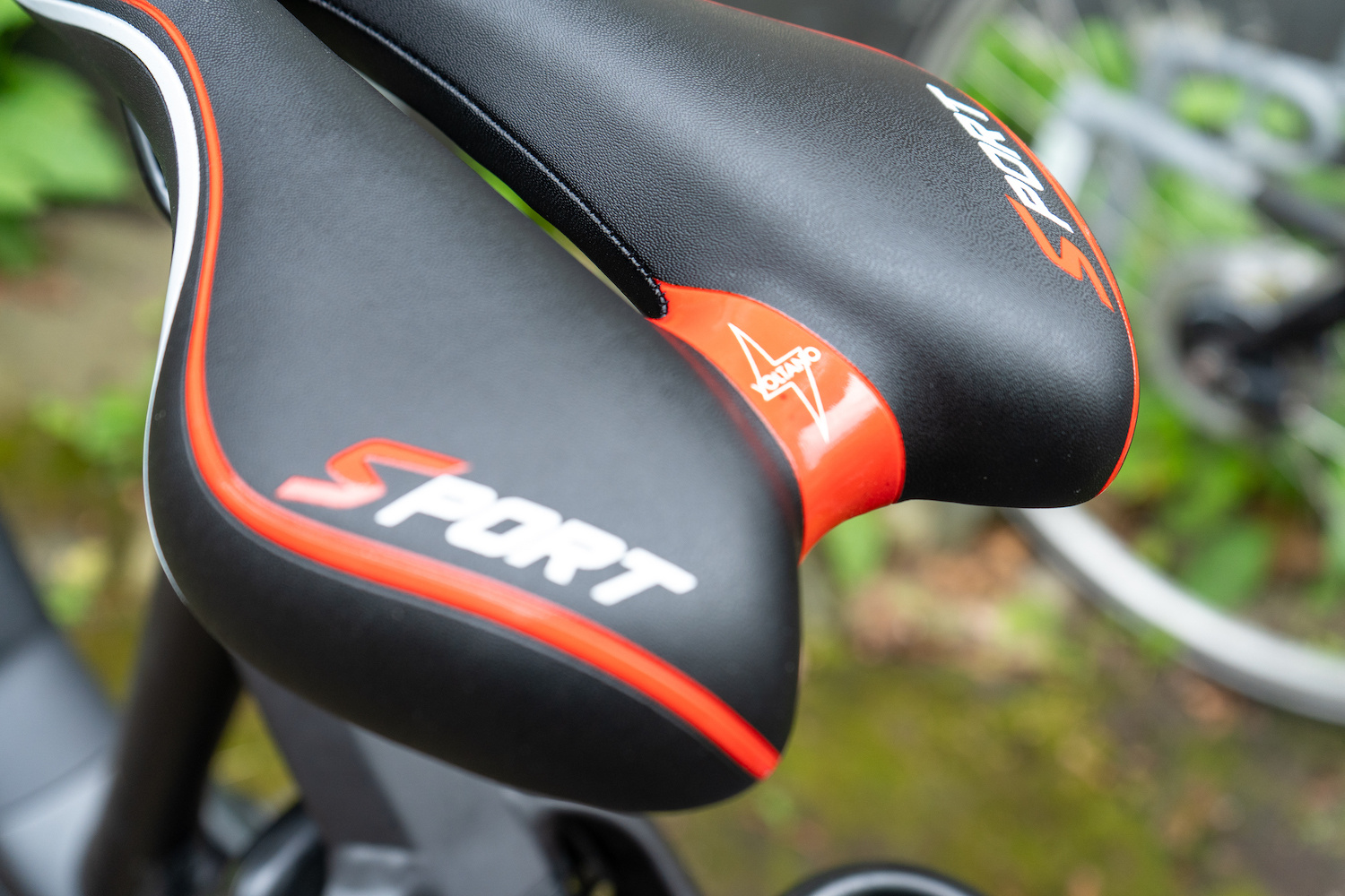 Voltano Sport Fietszadel – Zwart / Rood - Gel - Trekking Zadel