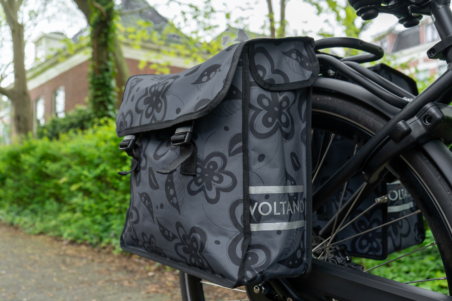 Voltano Dubbele Fietstas Floral Fusion - Grijs Met Bloemen - 38 Liter - Waterdicht Polyester