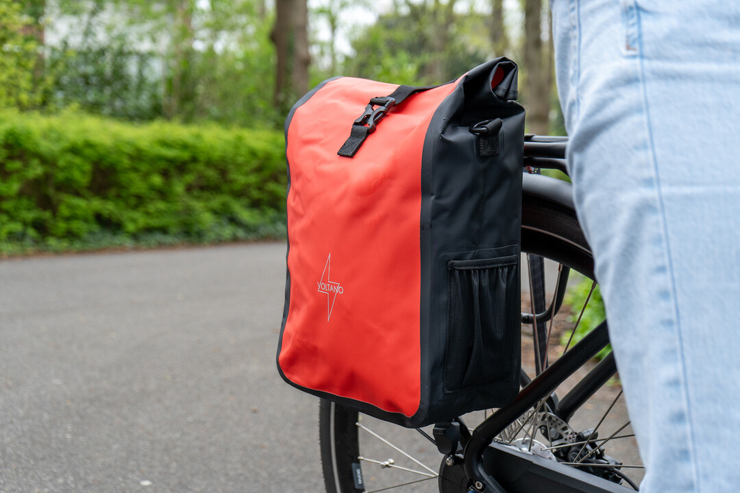 Voltano Fietstas 16L - Zwart / Rood - Enkele Pakaftas - 100% Waterdicht