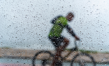 Fietsen in de regen: zo blijf je droog en comfortabel fietsen