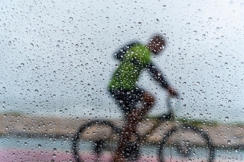 Fietsen in de regen: zo blijf je droog en comfortabel fietsen