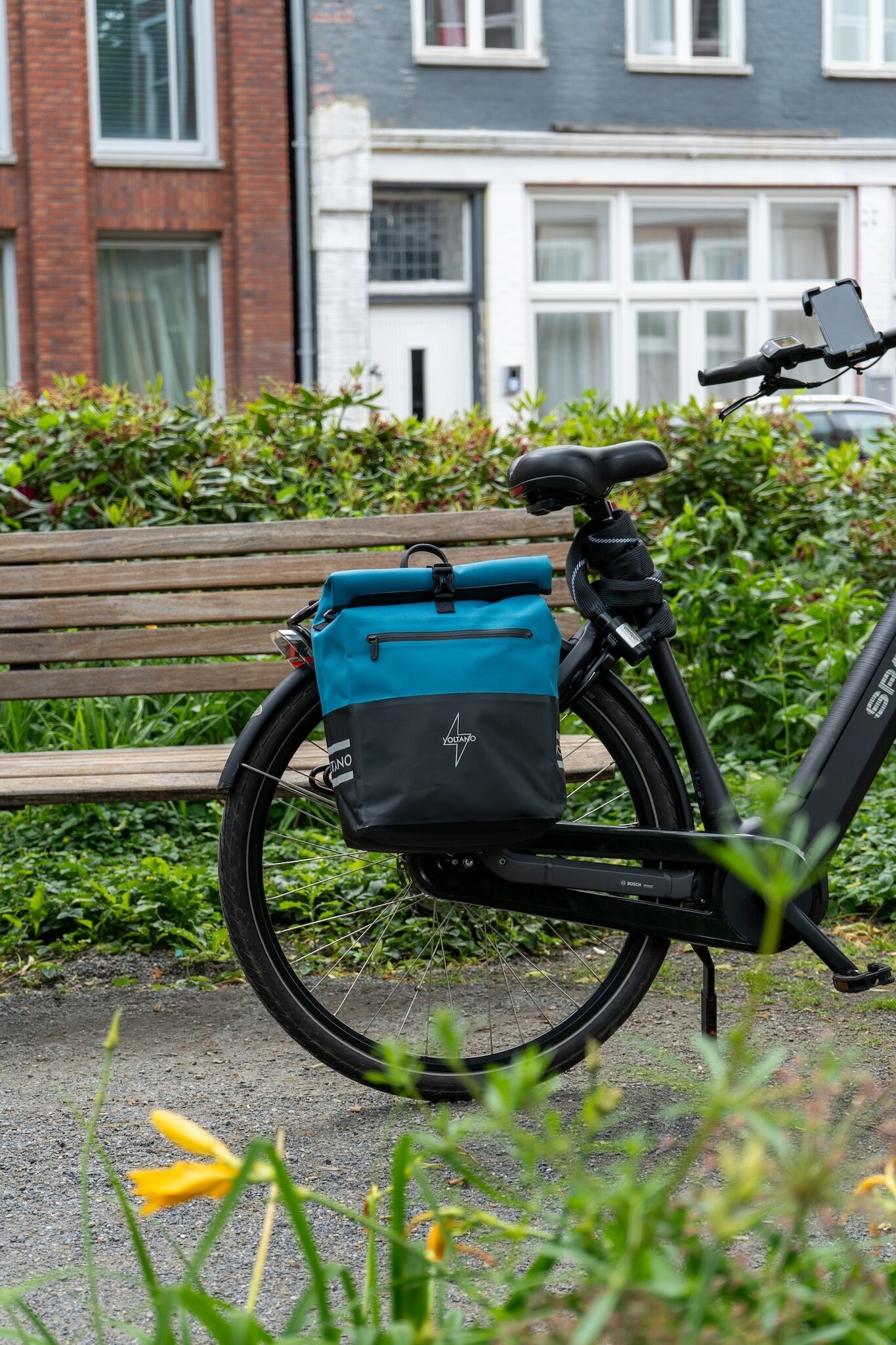 Voltano Enkele Fietstas Rolltop Reflective Special Edition - Zwart / Blauw - 25 Liter - 100% Waterdicht
