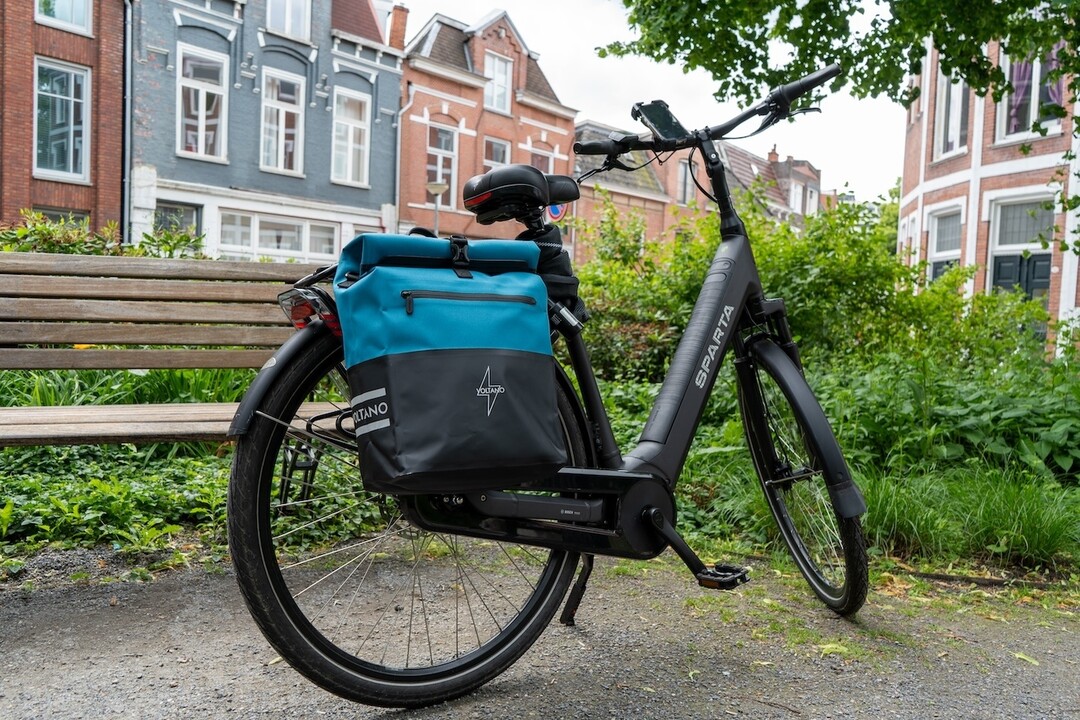 Voltano Enkele Fietstas Rolltop Reflective Special Edition - Zwart / Blauw - 25 Liter - 100% Waterdicht