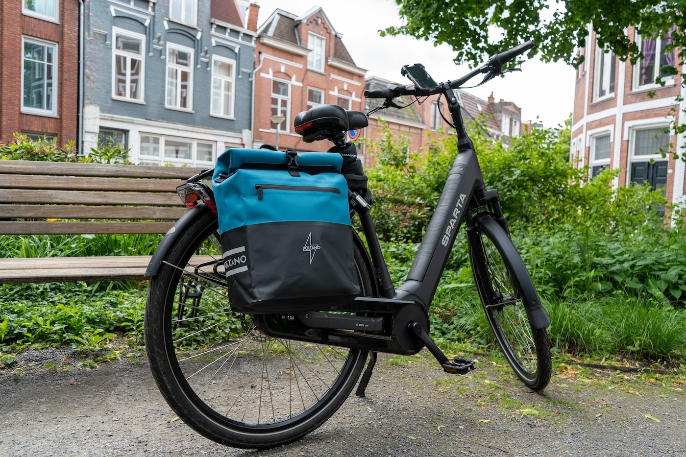 Voltano Enkele Fietstas Rolltop Reflective Special Edition - Zwart / Blauw - 25 Liter - 100% Waterdicht