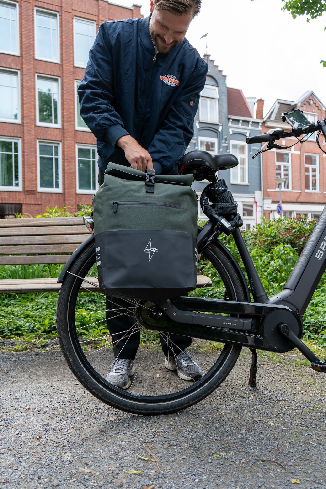 Voltano Enkele Fietstas Rolltop Reflective Special Edition - Zwart / Olijfgroen - 25 Liter - 100% Waterdicht