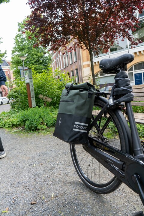 Voltano Enkele Fietstas Rolltop Reflective Special Edition - Zwart / Olijfgroen - 25 Liter - 100% Waterdicht