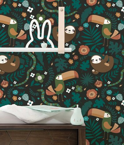 Kindertapete Tiere Cozy Sloth Haven, grün, waschbar Kindertapete Tiere Cozy Sloth Haven, grün, waschbar