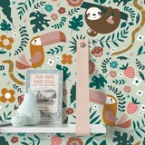 Kinderbehang dieren Cozy Sloth Haven, mintgroen, afwasbaar Kinderbehang dieren Cozy Sloth Haven, mintgroen, afwasbaar