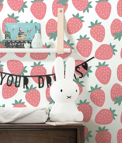 Kinderbehang Strawberry Fun Frenzy, roze, afwasbaar Kinderbehang Strawberry Fun Frenzy, roze, afwasbaar