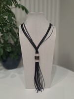 Zwarte ketting met touwtjes