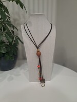 Ketting met leuke details in oranje en bruin