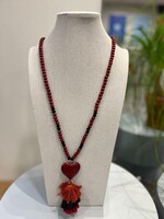 Ketting rood zwarthout met hart en kwast