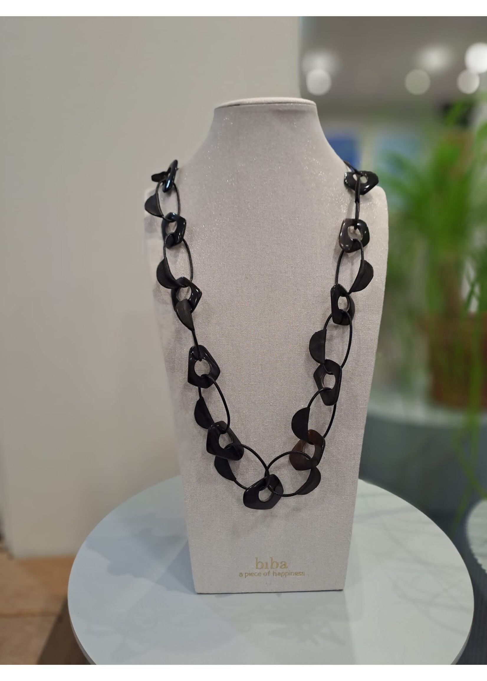 Ketting met zwarte schakels en leren flapjes