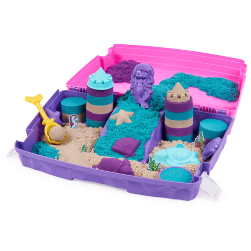 Spin Master Kinetic Sand - Shimmer, Opvouwbare Meermin Zandbak-Speelset Met 907 gram Glinsterend Speelzand In 3 Kleuren, 6 Mallen En 1 Schep Spin Master Kinetic Sand - Shimmer, Opvouwbare Meermin Zandbak-Speelset Met 907 gram Glinsterend Speelzand In 3 Kleuren, 6 Mallen En 1 Schep