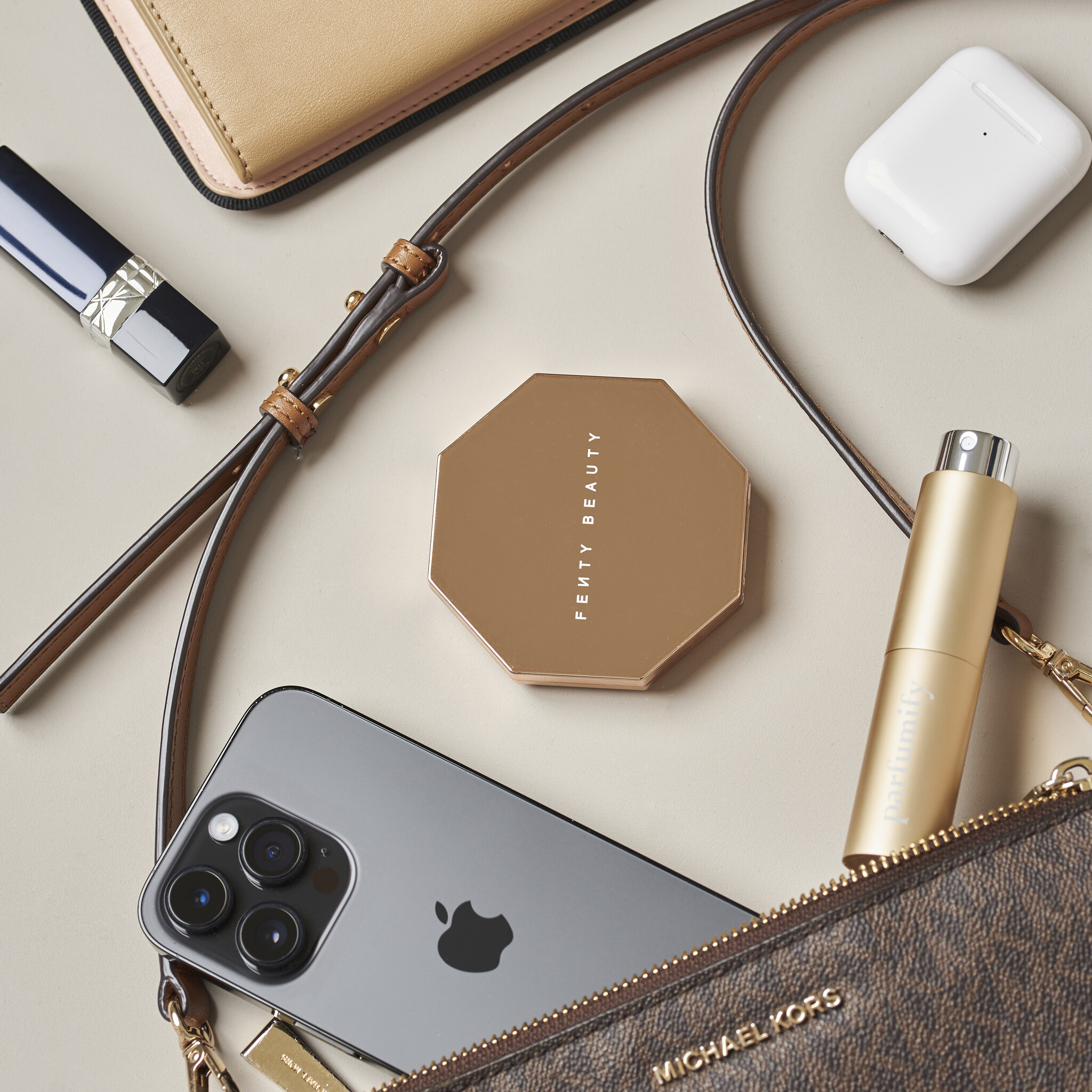 De geurgarderobe: waarom één parfum niet meer genoeg is (en hoe je deze collectie bouwt)