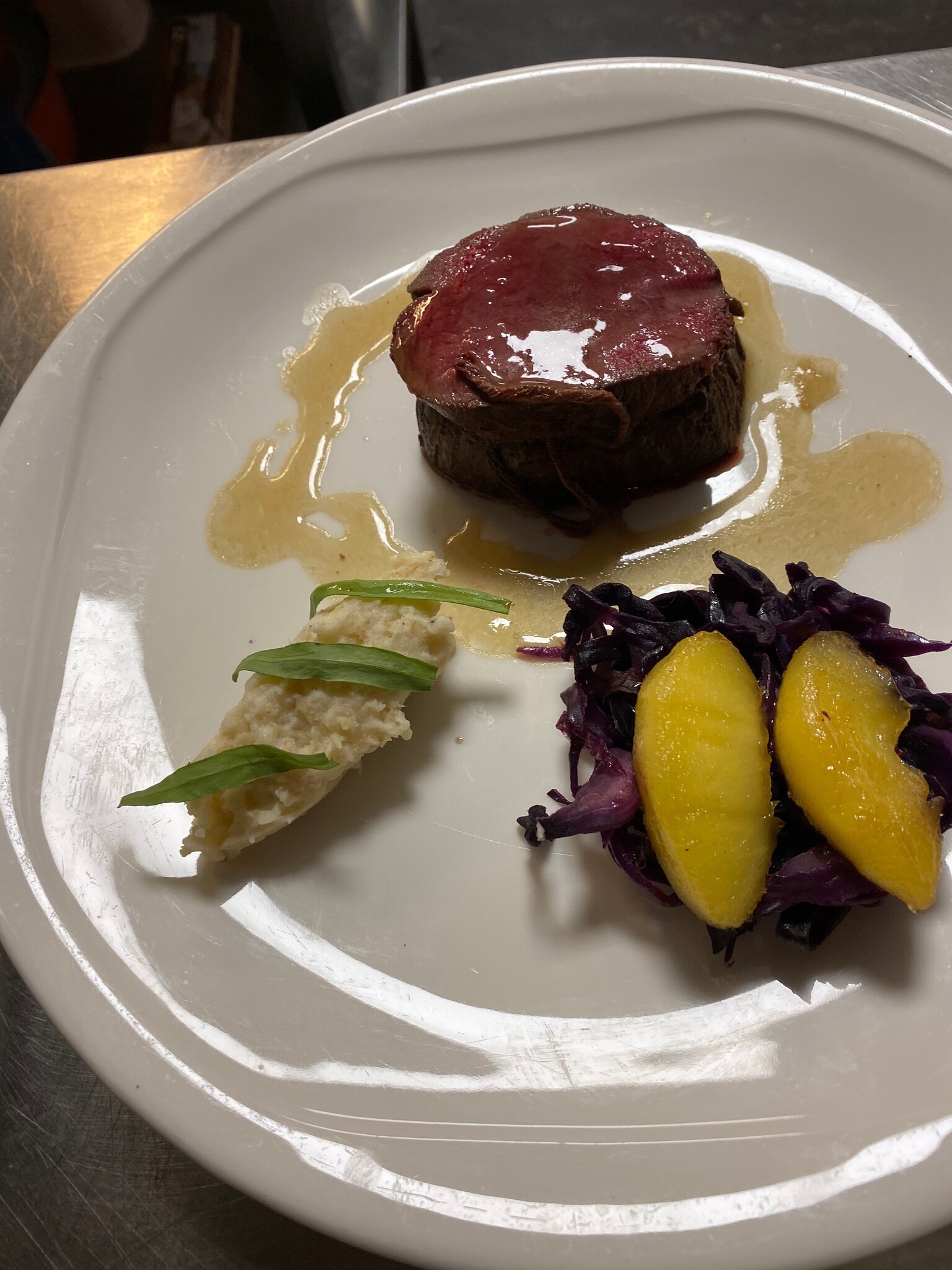 Recept #38 Filet van Hert, met puree van knolselderij, gegrilde rode kool en geflambeerde appel