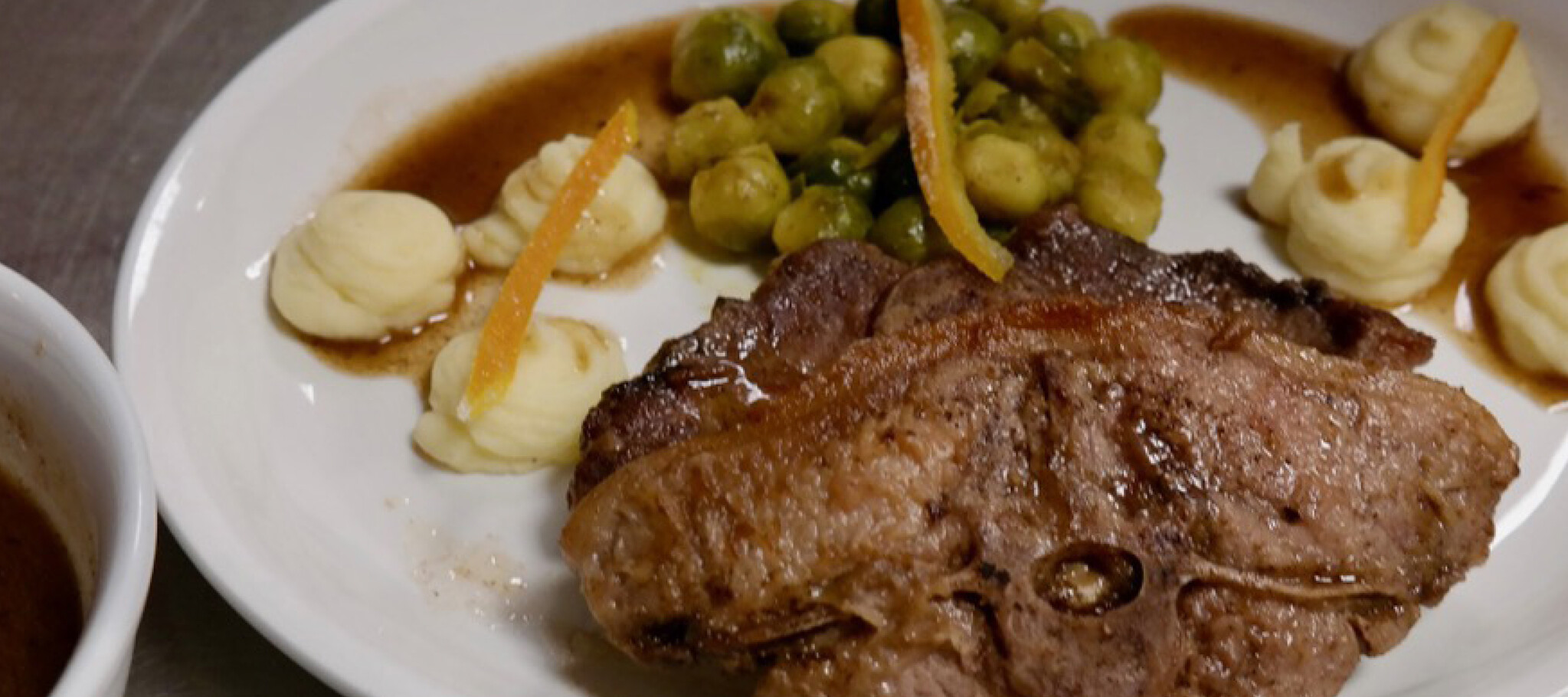 Recept #40 Wild Zwijn Kotelet met Spruitjes, Aardappelpuree, Gekonfijte Sinaasappelschhil en Jus van Marsala