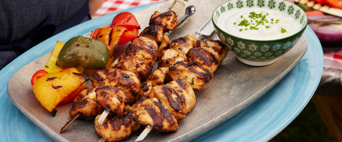 Recept #49 Gegrilde kipspiesen met mediterrane groentes en yoghurtsaus