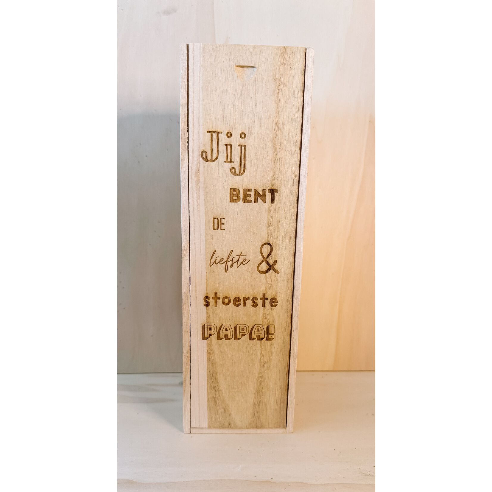 studio Imke Houten (wijn)fleshouder – met gegraveerde boodschap