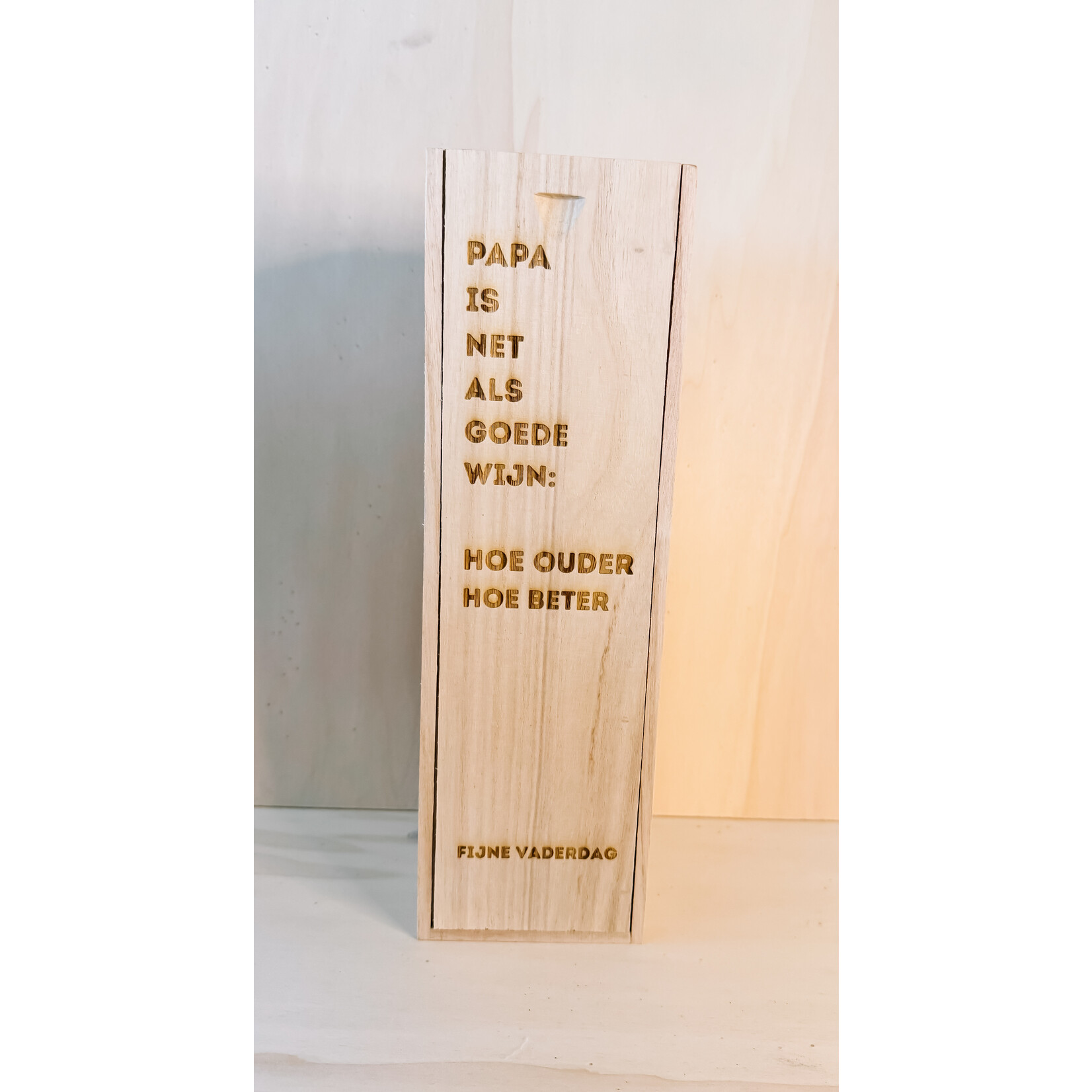 studio Imke Houten (wijn)fleshouder – met gegraveerde boodschap