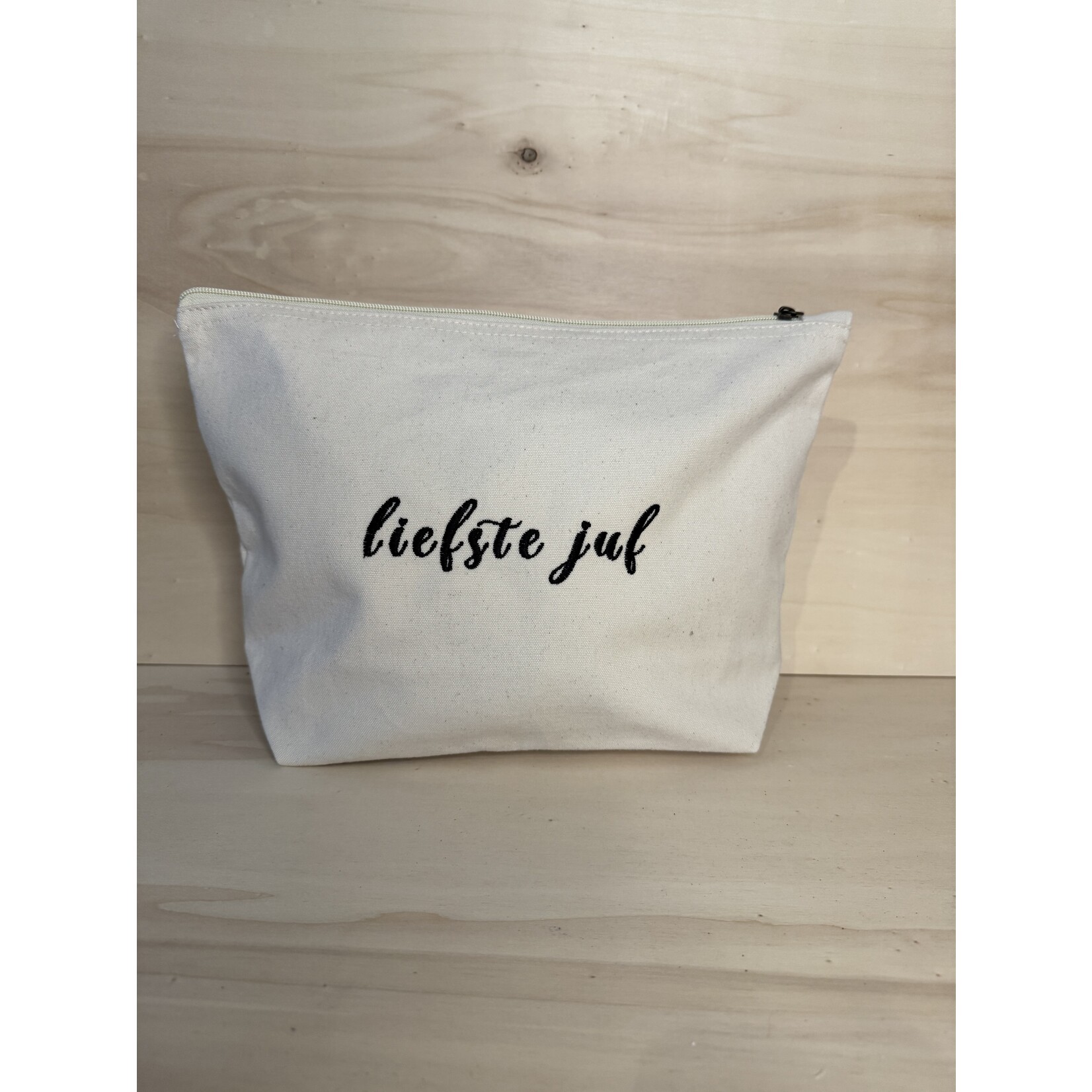 studio Imke Geborduurd toilettasje – voor de coolste meester of liefste juf