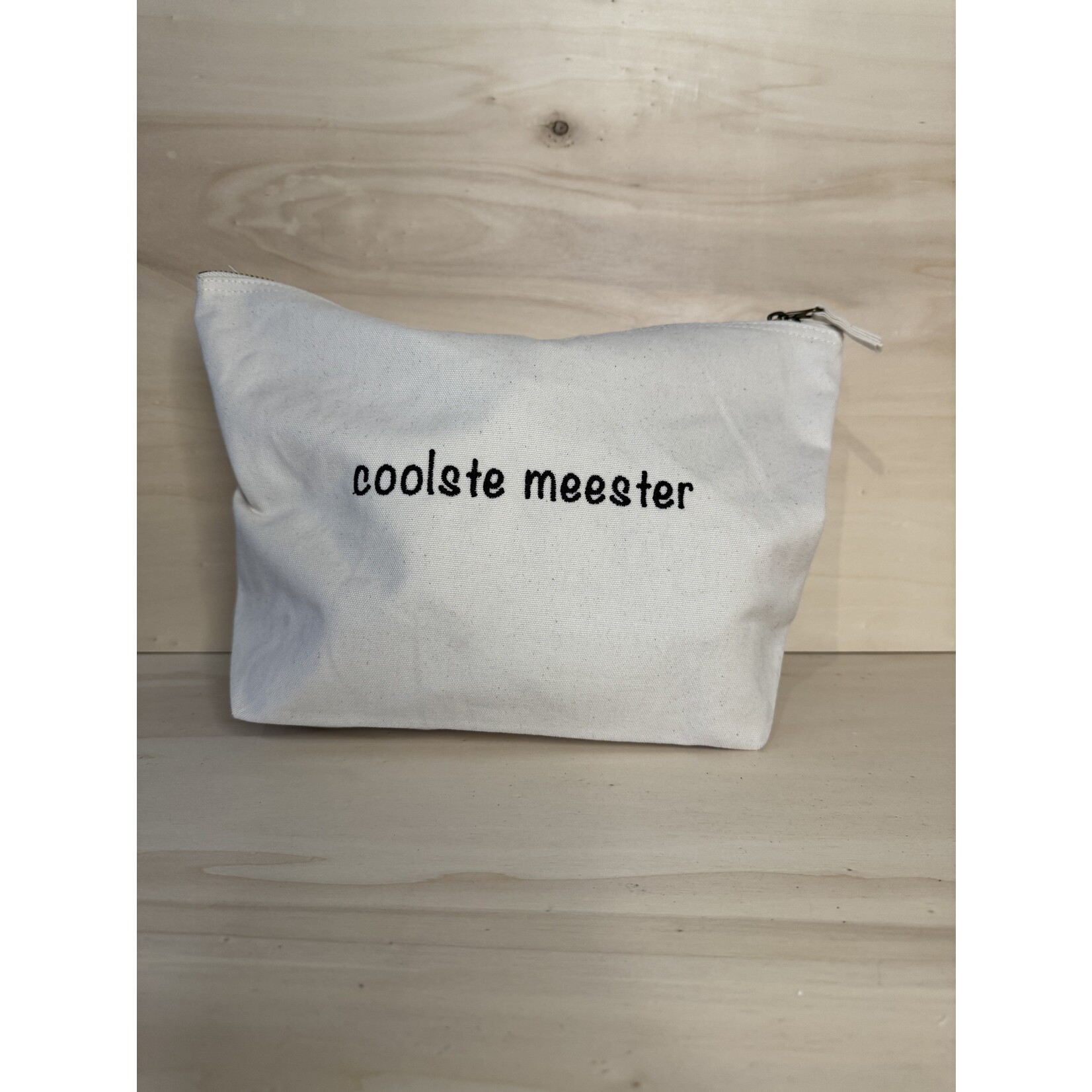 studio Imke Geborduurd toilettasje – voor de coolste meester of liefste juf