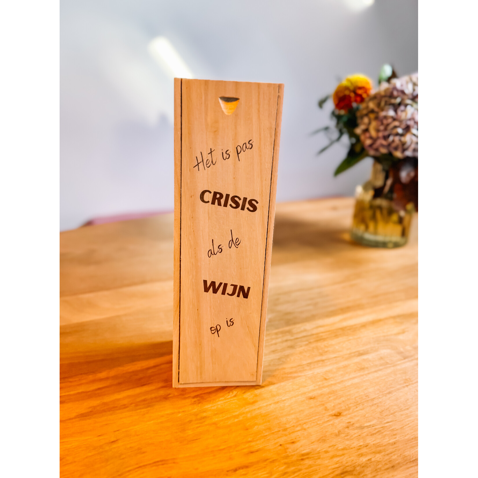 studio Imke Houten wijnkist – “Het is pas crisis als de wijn op is”