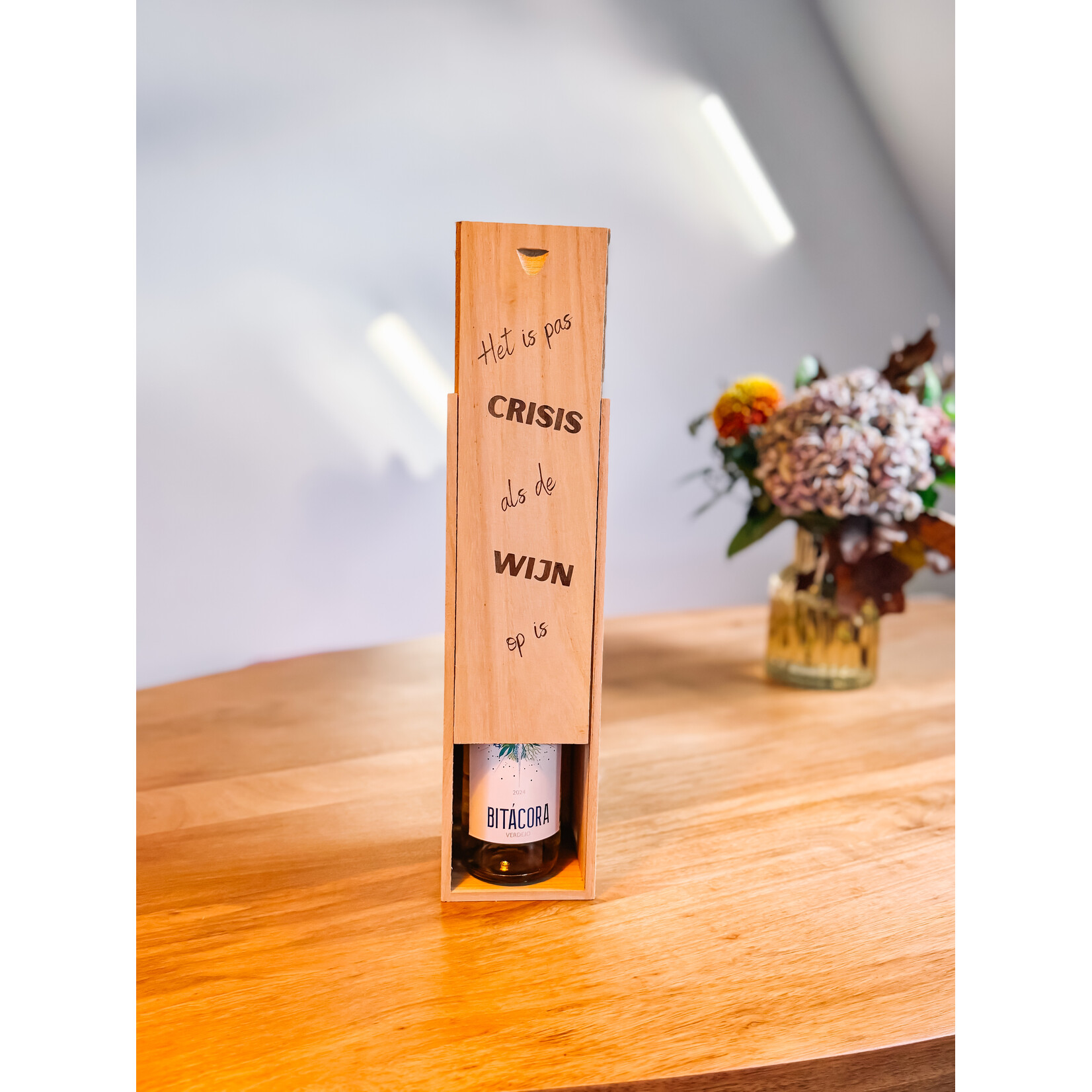 studio Imke Houten wijnkist – “Het is pas crisis als de wijn op is”