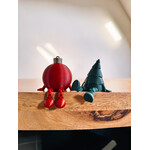 studio Imke Een kerstbal met beentjes en een kerstboompje met attitude