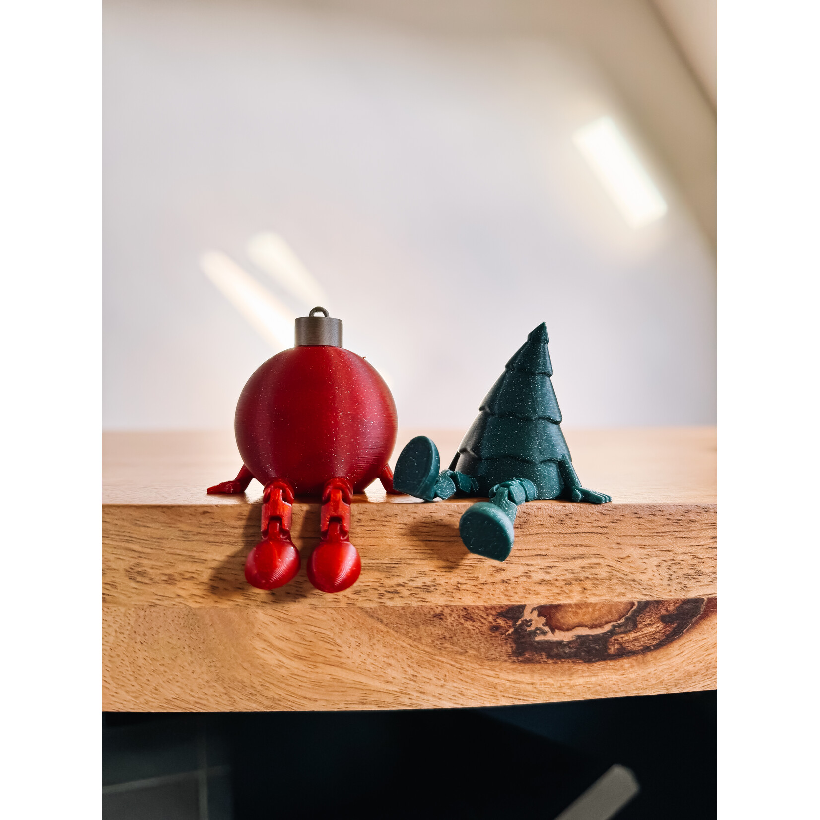 studio Imke Een kerstbal met beentjes en een kerstboompje met attitude