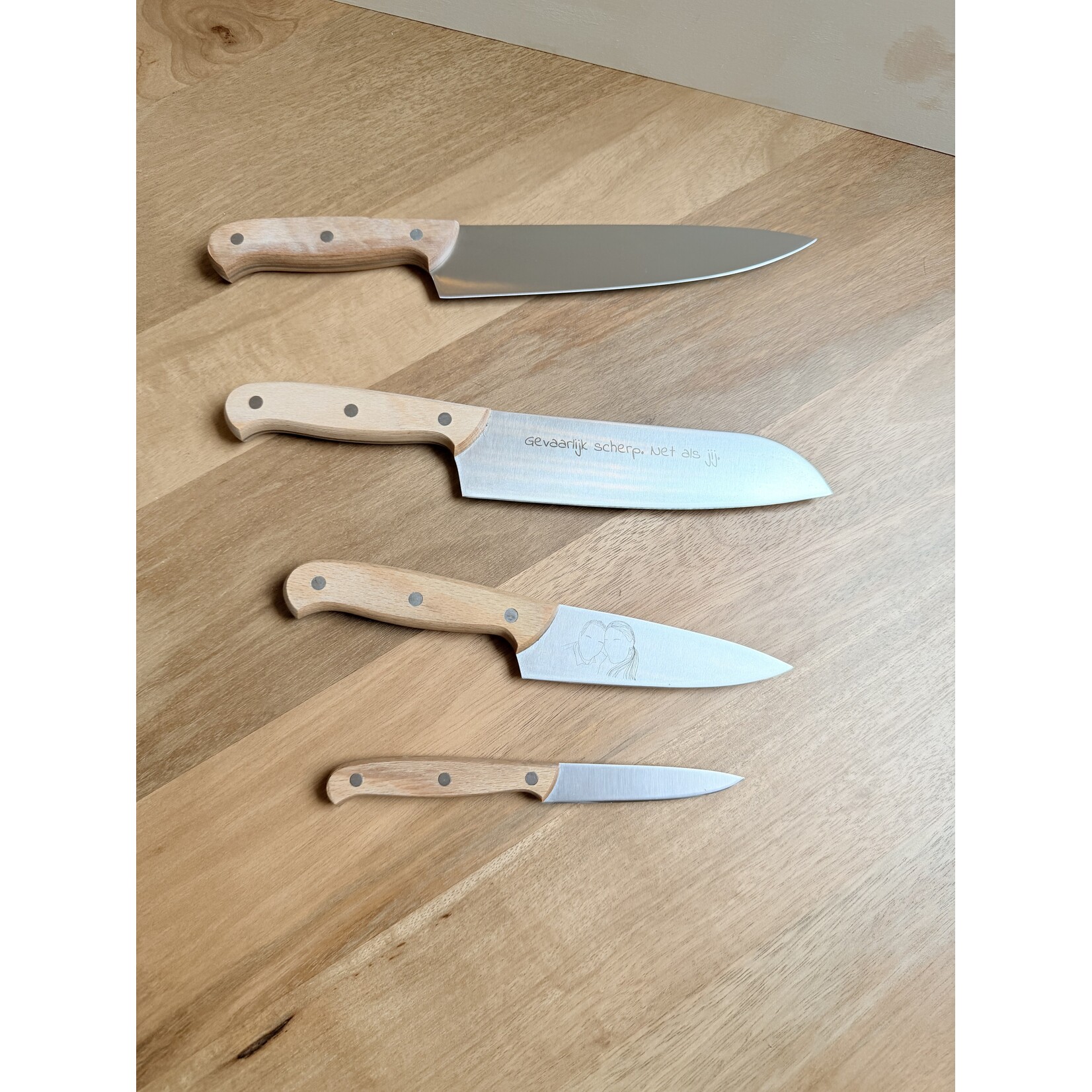 studio Imke Gegraveerd mes – voor de mensen die graag snijden… maar ook graag lachen