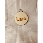 studio Imke Gegraveerde houten kerstbal – persoonlijker wordt je boom niet