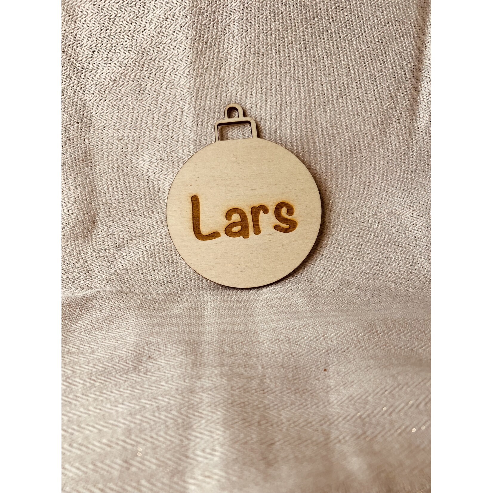 studio Imke Gegraveerde houten kerstbal – persoonlijker wordt je boom niet