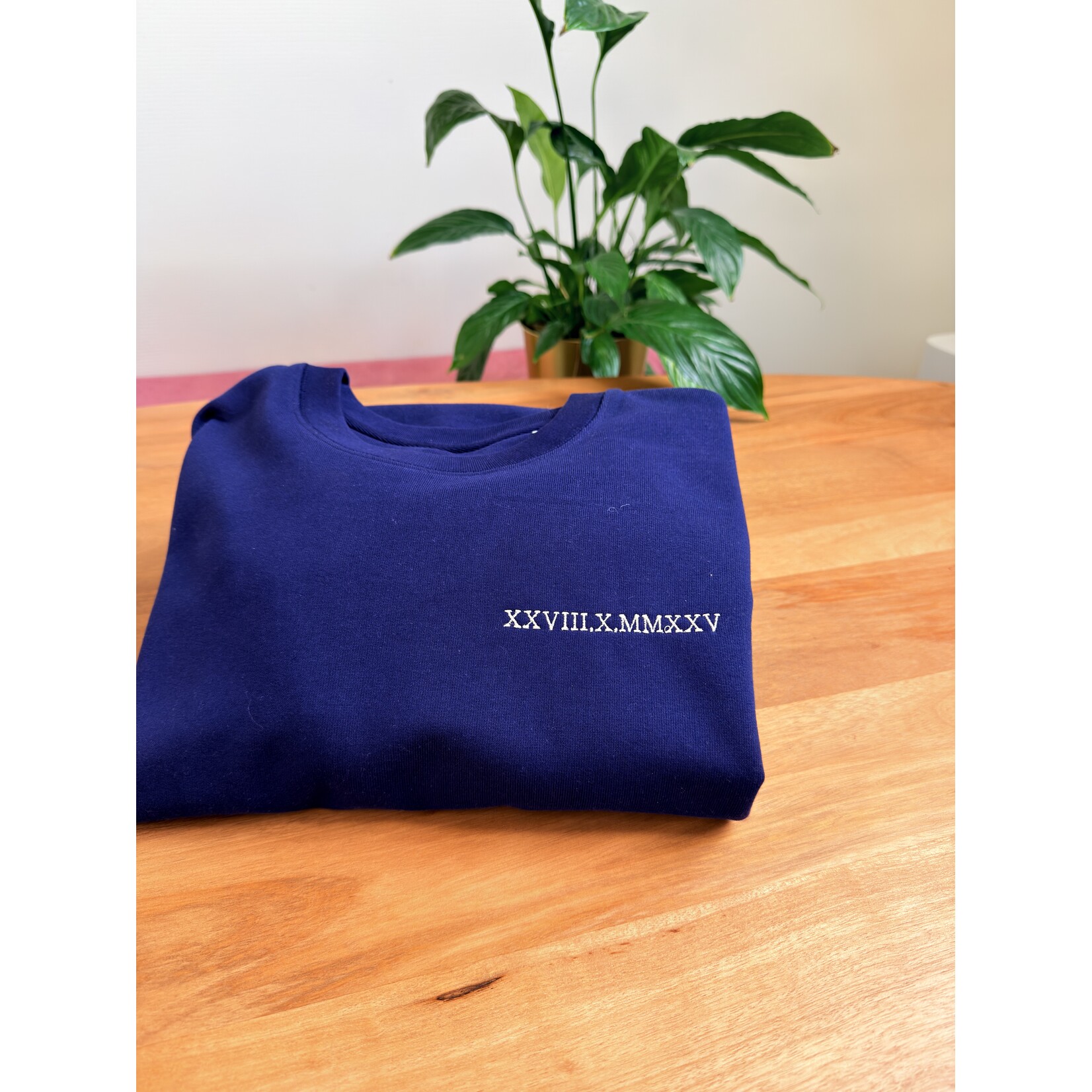 studio Imke Gepersonaliseerde sweater met geborduurde datum in Romeinse cijfers