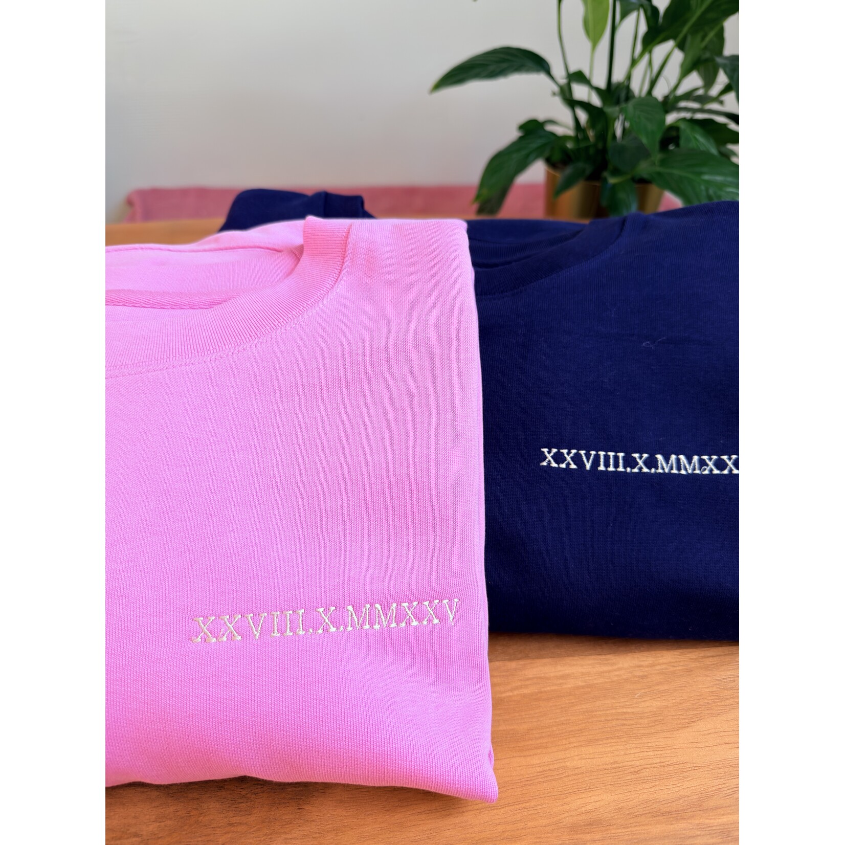 studio Imke Gepersonaliseerde sweater met geborduurde datum in Romeinse cijfers