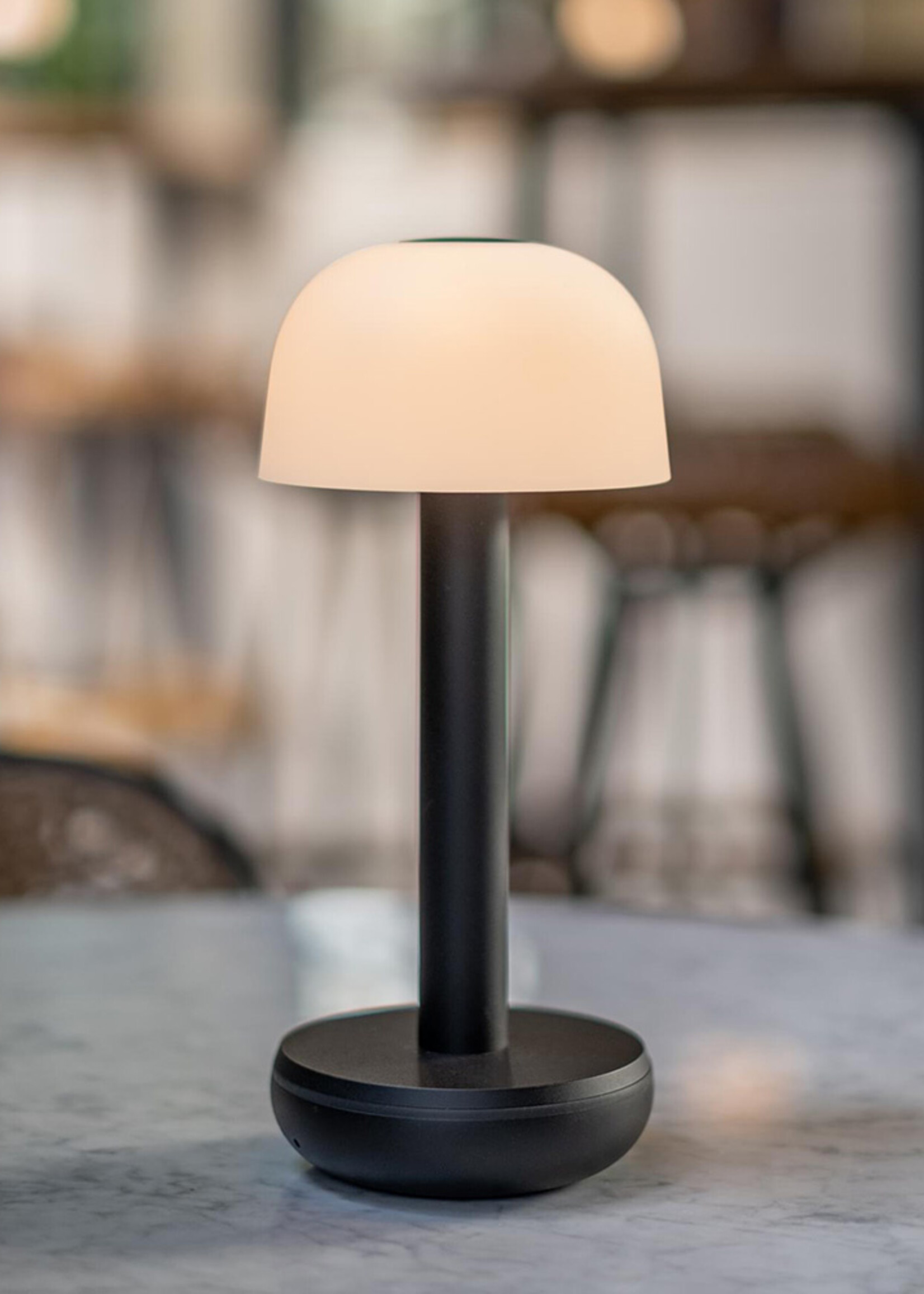Humble Humble Two: Stijlvolle draadloze lamp in Dark Titanium met Frosted Glas