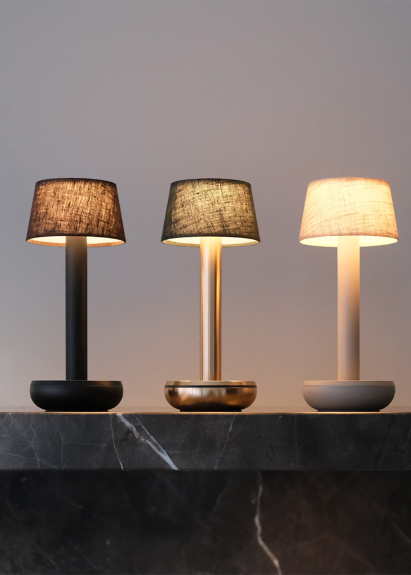 Humble Humble Two: Stijlvolle draadloze lamp in goud met Emerald Linnen Kap