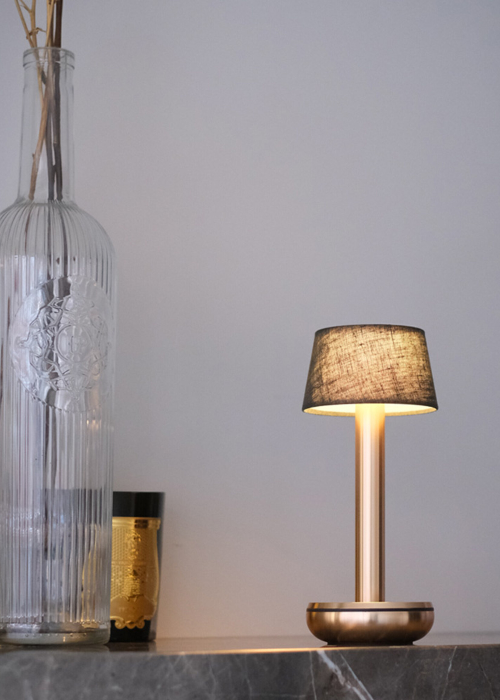 Humble Humble Two: Stijlvolle draadloze lamp in goud met Emerald Linnen Kap
