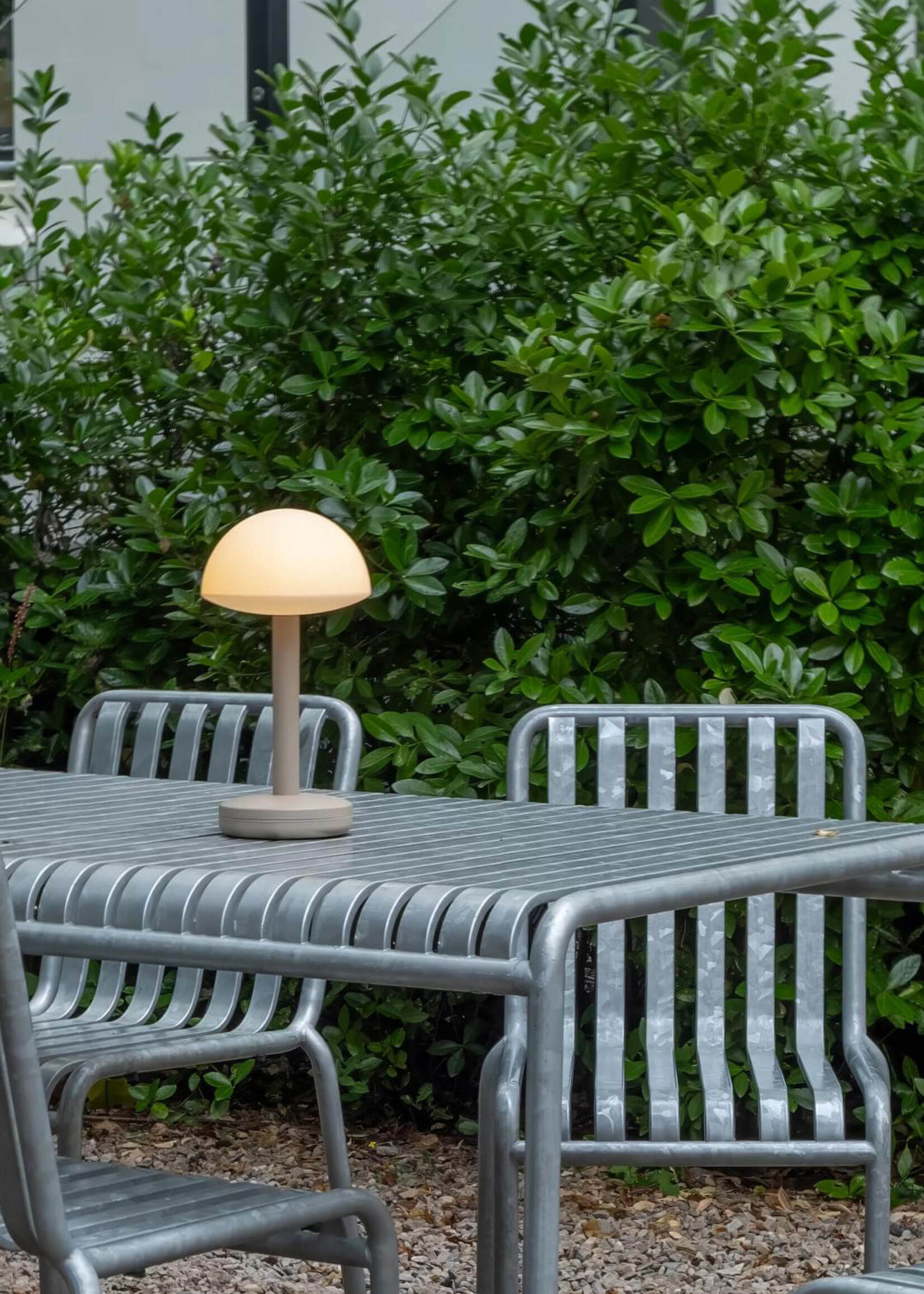 Humble Humble Bug: Stijlvolle Draadloze Lamp in Beige met Frosted Glas